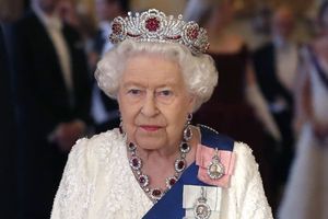 La reine Elizabeth II coiffée de la Burmese ruby tiara à Londres, le 3 juin 2019