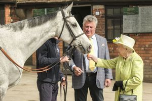 Elizabeth II printanière pour offrir des carottes aux chevaux du Somerset