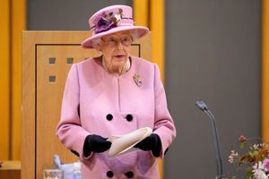 Elizabeth II pimpante en rose au Pays de Galles