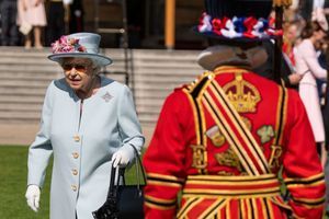 Elizabeth II très entourée pour la deuxième garden party de Buckingham Palace