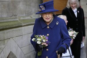 La reine Elizabeth II vue avec une canne en public