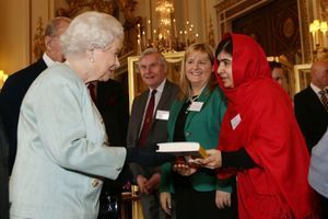 La reine Elizabeth rencontre Malala