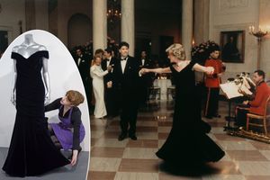 Lady Diana et John Travolta à Washington, le 9 novembre 1985. En vignette, la robe présentée lors d’une vente précédente, en mars 2013, chez Kerry Taylor.
