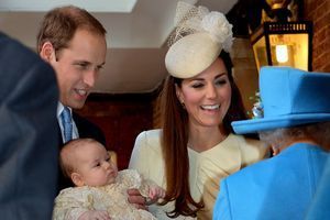 Baby George observe d'un air placide son arrière-grand-mère, la reine d'Angleterre.