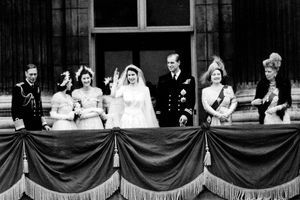 La princesse Elizabeth et le prince Philip, le 20 novembre 1947 jour de leur mariage, au balcon de Buckingham Palace 