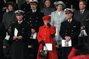 La reine Elizabeth II entourée des princes Charles et Philip, lors du désarmement du Britannia à Portsmouth, le 11 décembre 1997 