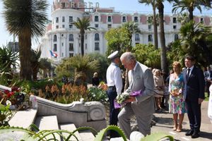 A Nice, le prince Charles rend hommage aux victimes de l’attentat