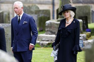 Charles et Camilla pleurent "Debo", la drôle de duchesse