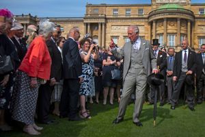 Le prince Charles lance les garden parties de Buckingham avec Anne et Camilla