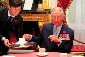 Le prince Charles prend le thé avec des héros