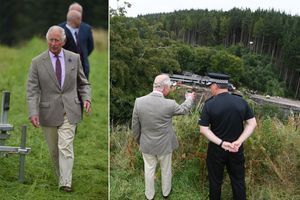 Le prince Charles sur les lieux du déraillement d’un train à Stonehaven en Ecosse, le 14 août 2020