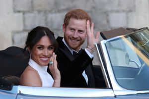 Le prince Harry et son épouse Meghan quittent Windsor en voiture électrique