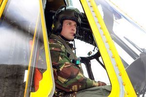 Le prince William aux commandes de son hélicoptère de la RAF, en 2011. 