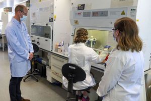 Le prince William visite un laboratoire où des chercheurs travaillent sur un vaccin contre la Covid-19, en juin dernier.