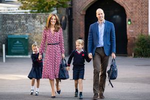 Kate and William et leurs enfants George et Charlotte en septembre à l'école Thomas's Battersea à Londres. 