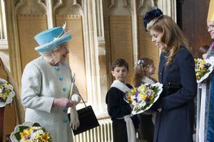 La princesse Beatrice d’York avec sa grand-mère la reine Elizabeth II à York, le 5 avril 2012 