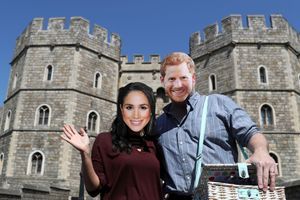 De petits rigolos déguisés en Meghan et Harry, devant le château de Windsor, le 15 mai 2018.