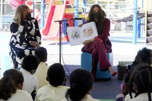 Meghan Markle fait la lecture aux enfants à Harlem devant le prince Harry