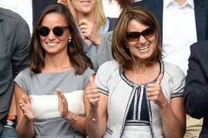 Kate et Carole Middleton dans les tribunes de Wimbledon, le 6 juillet 2014 