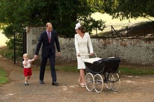 La duchesse de Cambridge Kate avec le prince William et leurs deux enfants George et Charlotte à Sandringham, le 5 juillet 2015 