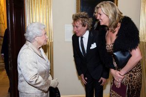 La reine Elizabeth II avec Rod Stewart et sa femme Penny Lancaster à Londres, le 11 octobre 2016