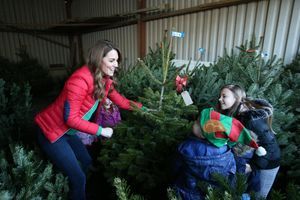 Quand Kate Middleton aide des enfants à choisir des sapins de Noël