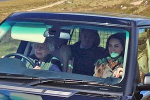 Quand la reine conduit Kate et les Middleton dans la campagne