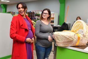 Radieuse à Birkenhead, Meghan confirme qu'elle est enceinte de six mois