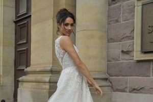 Meghan Markle posant dans une robe de mariée Kleinfeld, portée pour le tournage de la série "Suits".