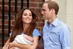 Kate, William et leur petit prince, mardi, à Londres.