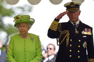 La reine Elizabeth II et le prince Charles de Galles. 