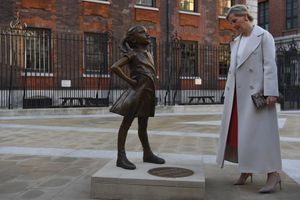 La comtesse de Wessex à Londres, le 8 mars 2019, face à la sculpture Fearless Girl