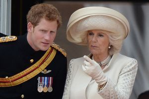 Le prince Harry et sa belle-mère Camilla, au balcon de Buckingham pour le Trooping The Colour de juin 2013.