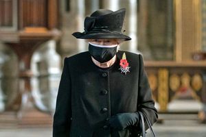La reine masquée : II à l'abbaye Westminster de Londres, le 4 novembre 2020. 