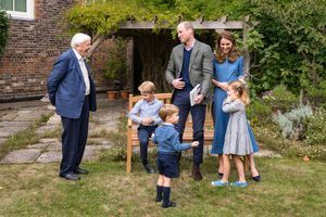 Le prince William et Kate Middleton avec leurs enfants George, Louis et Charlotte ainsi que Sir David Attenborough
