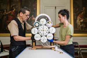 Les dix cadrans de la pendule astronomique de Napoléon Ier (fin XVIIIe ou début XIXe siècle), dans l’antichambre de l’appartement intérieur du château de Fontainebleau 