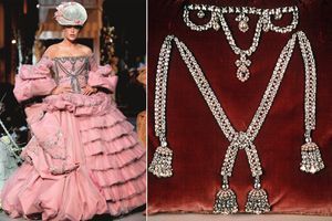 Doutzen Kroes dans la robe de John Galliano inspirée du collier de la Reine (à droite), collection Christian Dior Haute-Couture automne-hiver 2007-2008