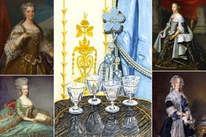 Les quatre verres à pied de la "Galerie des Reines". A gauche: portraits des reines Marie Leszczynska (Nationalmuseum Stockholm) et Marie-Antoinette (collection privée). A droite: portraits des reines Marie-Thérèse et Marie-Amélie (Versailles, musee du chateau) 