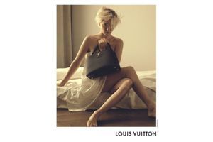 Cette campagne Louis Vuitton photographie Léa Seydoux et l'ombre de Marilyn. En filigrane, on y lit aussi un éloge de la beauté au naturel. 