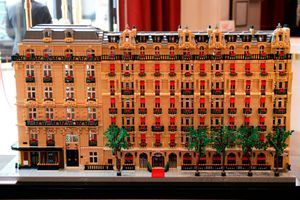 Le Plaza Athénée à vendre… en Lego