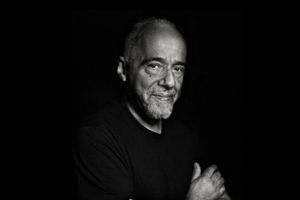 Paulo Coelho en noir et blanc, des couleurs pour chanter la vie dans ses contrastes les plus profonds.
