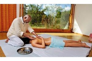  Kiran Vyas effectue des massages avec un art du mélange des huiles. Il est le premier à avoir ouvert un centre ayurvédique en France, en 1983.