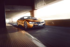 BMW i8 Roadster : la sportive hybride décapotable en vidéo