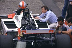 Hans Mezger en juin 1983 aux côtés d'une McLaren MP4-1E.
