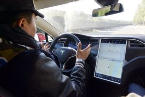 En Chine, un client potentiel teste l’Autopilot de Tesla sur une route ouverte.