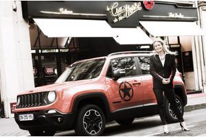Andrée Deissenberg et Jeep Renegade devant le Crazy Horse