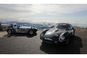  A l’approche du sommet, la Lotus Seven Paris Match et une élégante Ferrari 250 GTO prennent la pose. Le 6 juin dernier, le mont Ventoux accueillait 75 ans d’histoire automobile.