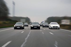 Les trois autos réunies par Voitures Noires. De gauche à droite, l'Infiniti Q50 Hybrid, la BMW M550d et la Tesla Model S.