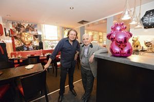 A côté d’une œuvre de Jeff Koons, Albert Corre, le patron, et Charles Aznavour, qui vient de fêter ses 90 ans.