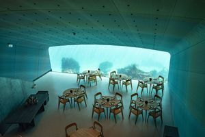 Dîner sous l’océan dans le premier restaurant sous-marin d’Europe